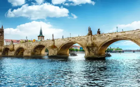 Most znany z atrakcji Czech, Most Karola w Pradze, z wieżą i rzeką Wełtawą.