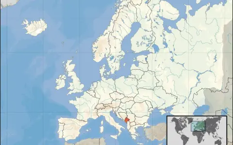 Mapa Europy z zaznaczoną Czarnogórą. Gdzie jest Czarnogóra? W południowo-wschodniej Europie, na Bałkanach.