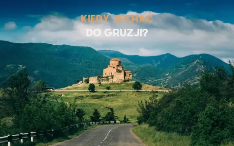 Droga do gruzińskiego klasztoru na wzgórzu. Piękna pogoda sprzyja zwiedzaniu.