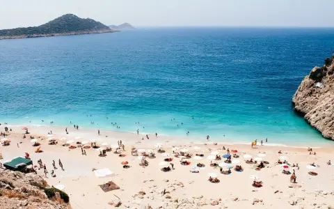 Piękna plaża w Turcji, Antalya. Idealna pogoda do opalania i kąpieli w krystalicznie czystej wodzie.