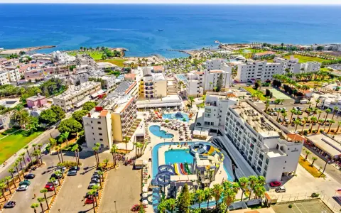 Widok z lotu ptaka na hotel z basenami i zjeżdżalniami, w pobliżu plaży Anastasia Beach na Cyprze.