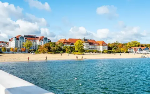 Piękna plaża i zabytkowe budynki nad morzem. Idealne miejsce, gdzie na wakacje w październiku, gdy jesienne liście mienią się kolorami.