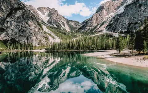Jezioro w Dolomitach, Włochy. Odbicie gór i lasu w krystalicznie czystej wodzie. Niezwykłe walory przyrodnicze Włoch.