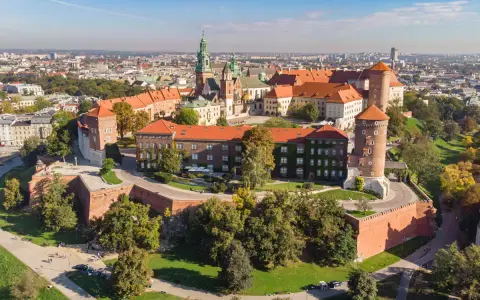 Kraków co warto zobaczyć: Wawel, majestatyczny zamek i katedra, górujący nad miastem. Idealne miejsce na spacer i podziwianie historii.