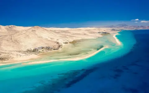 Plaża na Fuerteventurze z turkusową wodą, idealna do kąpieli. Fuerteventura temperatura wody zachęca do relaksu.