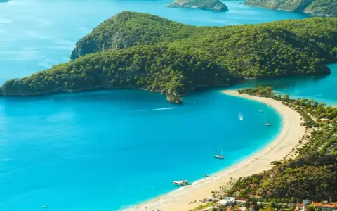 Idealne wakacje w grudniu gdzie? Turkusowe morze, zielone wzgórza i piaszczysta plaża. Raj na ziemi.