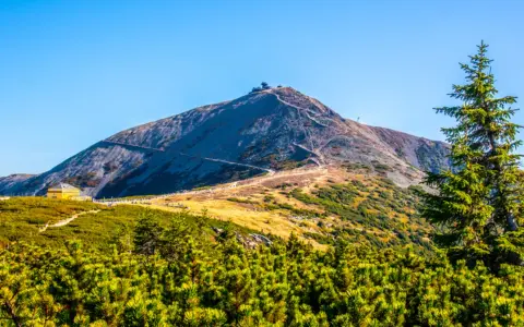 Szczyt Śnieżki, schronisko i szlaki turystyczne. Idealne miejsce, by zobaczyć, co w Karpaczu zwiedzać.