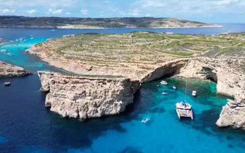 Malta wakacje 2026: Błękitna Laguna, skaliste klify i łodzie na krystalicznie czystej wodzie. Idealne miejsce na niezapomniany wypoczynek.