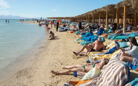 Egipt pogoda w styczniu: ludzie opalają się na plaży, ciesząc się słońcem i ciepłym morzem.