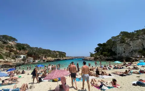 Majorka w kwietniu zachwyca pogodą. Tłumy plażowiczów cieszą się słońcem i krystalicznie czystą wodą w malowniczej zatoce.