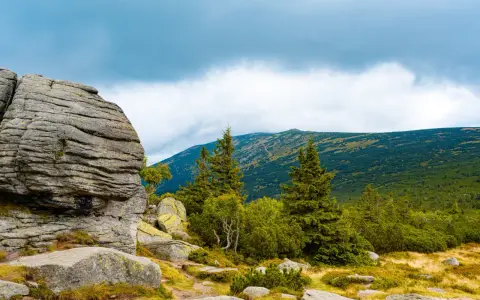 Góry Karkonosze, Czechy, co warto zobaczyć blisko granicy: skalne formacje, lasy i szczyty. Idealne miejsce na wędrówkę.