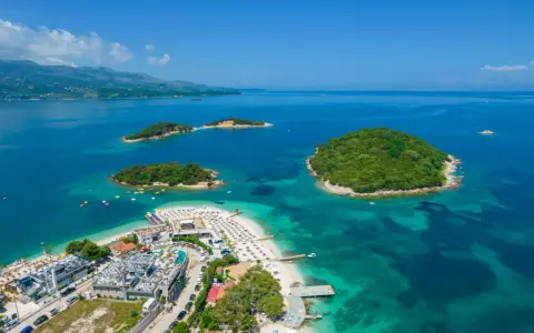 Rajska plaża z wysepkami, idealne miejsce, by zastanowić się, gdzie do Albanii.