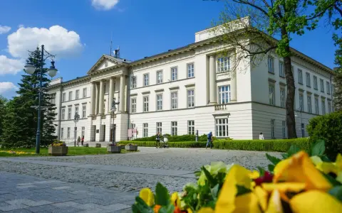 Biały budynek z kolumnami, otoczony zielenią, to jedna z radomskich atrakcji.