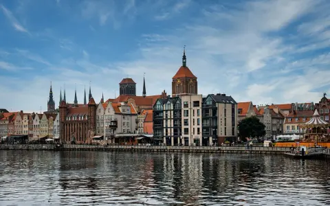 Malowniczy widok na Motławę i zabytkową zabudowę Gdańska, idealne miejsce na wycieczki objazdowe z Gdańska.