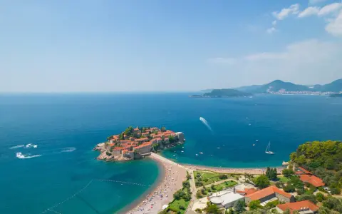 Wyspa Sveti Stefan, perła Czarnogóry, gdzie jechać na niezapomniane wakacje. Urokliwa plaża, turkusowe morze i malownicze widoki.