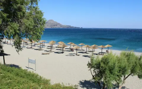 Piękna plaża z parasolami i leżakami, idealne miejsce na wakacje w Grecji.