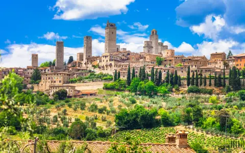 Słoneczna Toskania z wieżami San Gimignano. Idealna pogoda na zwiedzanie średniowiecznego miasta i podziwianie krajobrazów.