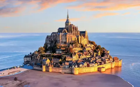Mont Saint-Michel, jedna z najpiękniejszych francja atrakcje, majestatycznie wznosi się z morza.