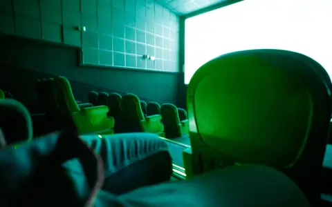 Puste zielone fotele kinowe, idealne na jastrzębia góra atrakcje na niepogodę. Czekamy na film!