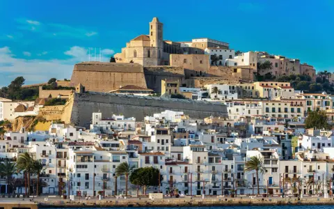 Ibiza: białe domy, zabytkowa twierdza i katedra na wzgórzu. Idealna pogoda na zwiedzanie.