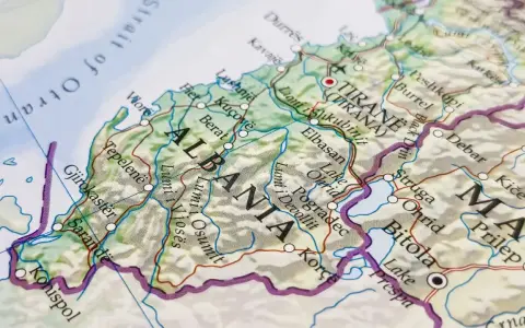 Mapa pokazuje, gdzie leży Albania, z zaznaczonymi miastami jak Tirana, Durrës, Elbasan i wybrzeżem Morza Adriatyckiego.