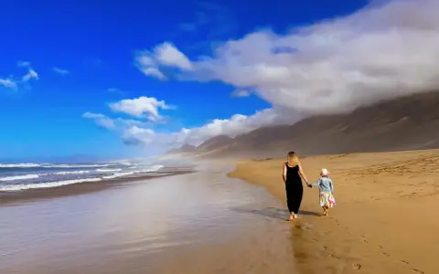 Spacerem po plaży na Fuerteventurze. Listopad, pogoda idealna na spacer z dzieckiem.