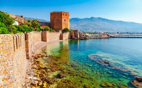 Piękna pogoda w Turcji, Alanya. Zamek obronny nad krystalicznie czystym morzem, idealne miejsce na wakacje.