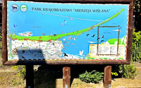 Mapa Parku Krajobrazowego "Mierzeja Wiślana" z zaznaczonymi atrakcjami, ptakami i legendą.