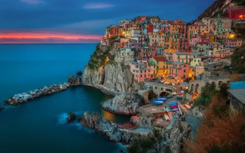 Kolorowe domy Cinque Terre na klifie, idealne miejsce, gdzie do Włoch.
