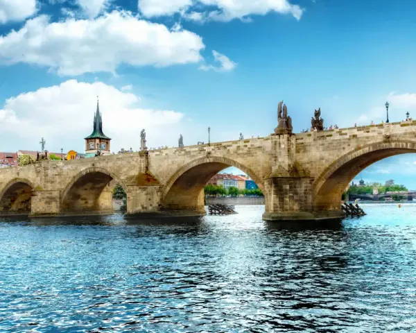 Most znany z atrakcji Czech, Most Karola w Pradze, z wieżą i rzeką Wełtawą.