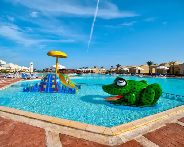 Egipt Marsa Alam: słoneczna pogoda, basen z zabawną żabą i zjeżdżalnią. Idealne miejsce na wakacje.