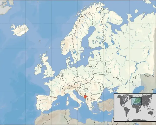 Mapa Europy z zaznaczoną Czarnogórą. Gdzie jest Czarnogóra? W południowo-wschodniej Europie, na Bałkanach.