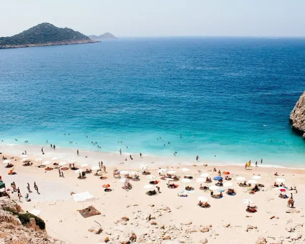 Piękna plaża w Turcji, Antalya. Idealna pogoda do opalania i kąpieli w krystalicznie czystej wodzie.