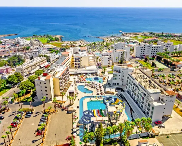 Widok z lotu ptaka na hotel z basenami i zjeżdżalniami, w pobliżu plaży Anastasia Beach na Cyprze.