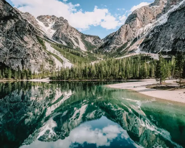 Jezioro w Dolomitach, Włochy. Odbicie gór i lasu w krystalicznie czystej wodzie. Niezwykłe walory przyrodnicze Włoch.
