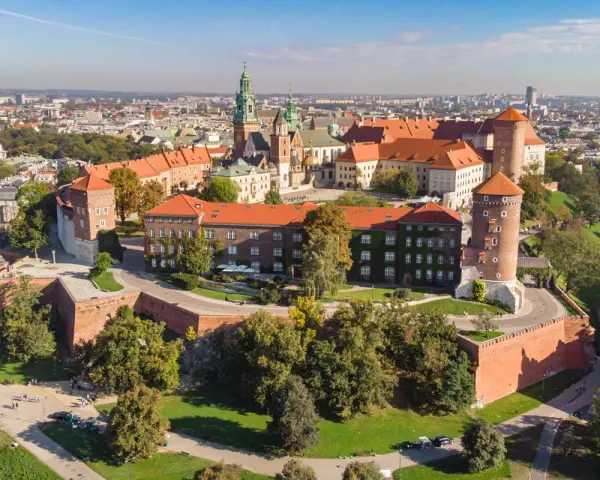 Kraków co warto zobaczyć: Wawel, majestatyczny zamek i katedra, górujący nad miastem. Idealne miejsce na spacer i podziwianie historii.