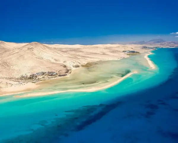 Plaża na Fuerteventurze z turkusową wodą, idealna do kąpieli. Fuerteventura temperatura wody zachęca do relaksu.