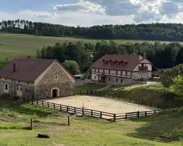 Malowniczy krajobraz z budynkami i ujeżdżalnią koni. Idealne miejsce na agroturystykę Dolny Śląsk.
