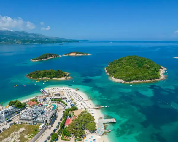Rajska plaża z wysepkami, idealne miejsce, by zastanowić się, gdzie do Albanii.