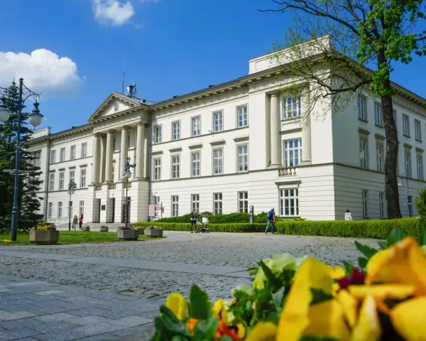 Biały budynek z kolumnami, otoczony zielenią, to jedna z radomskich atrakcji.