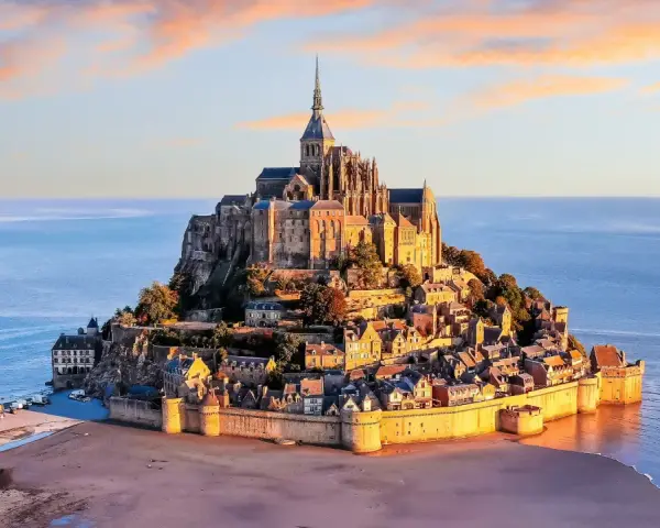 Mont Saint-Michel, jedna z najpiękniejszych francja atrakcje, majestatycznie wznosi się z morza.