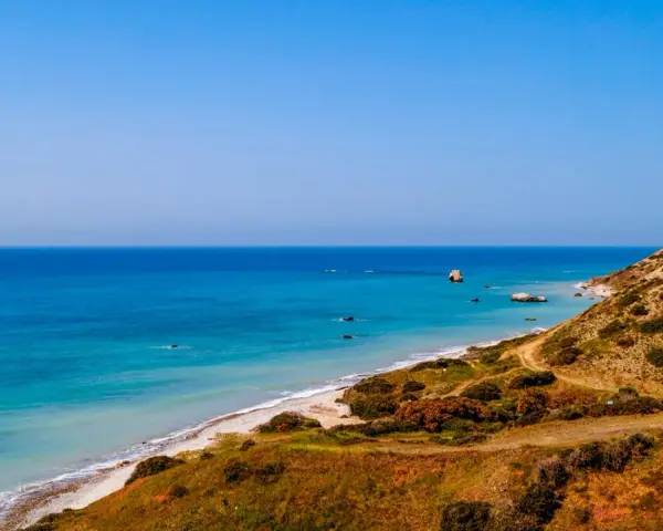 Piękna plaża i skały w morzu, idealne miejsce, by zobaczyć Pafos.