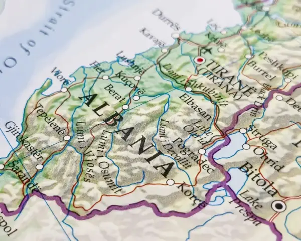 Mapa pokazuje, gdzie leży Albania, z zaznaczonymi miastami jak Tirana, Durrës, Elbasan i wybrzeżem Morza Adriatyckiego.