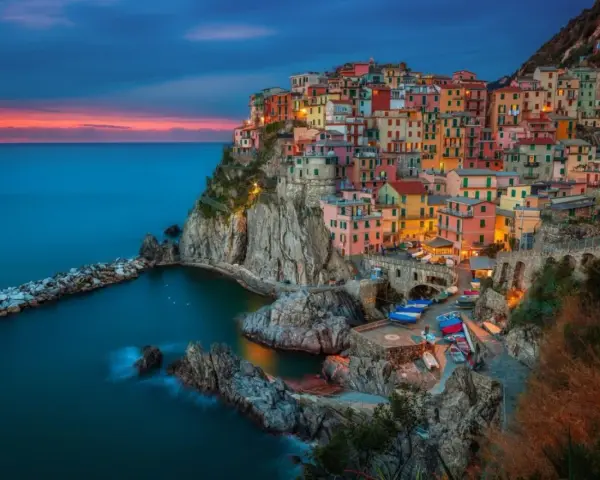 Kolorowe domy Cinque Terre na klifie, idealne miejsce, gdzie do Włoch.