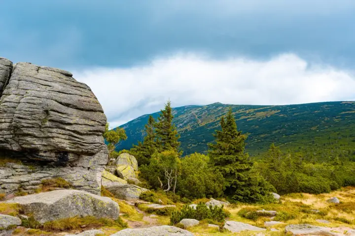 Góry Karkonosze, Czechy, co warto zobaczyć blisko granicy: skalne formacje, lasy i szczyty. Idealne miejsce na wędrówkę.