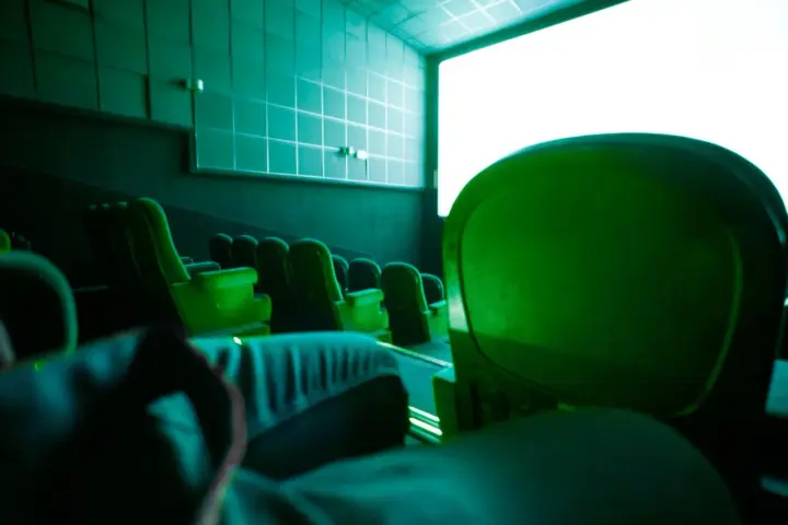 Puste zielone fotele kinowe, idealne na jastrzębia góra atrakcje na niepogodę. Czekamy na film!