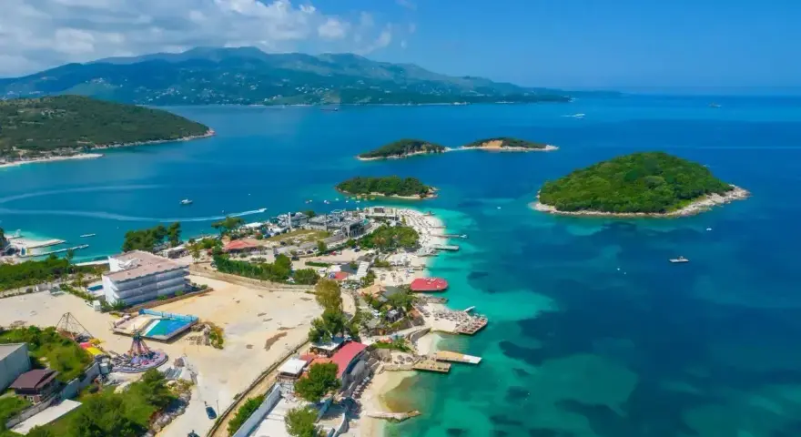 Albania, wrzesień: słoneczna pogoda nad turkusowym morzem, wyspy i plaże Ksamilu. Idealne warunki na wakacje.