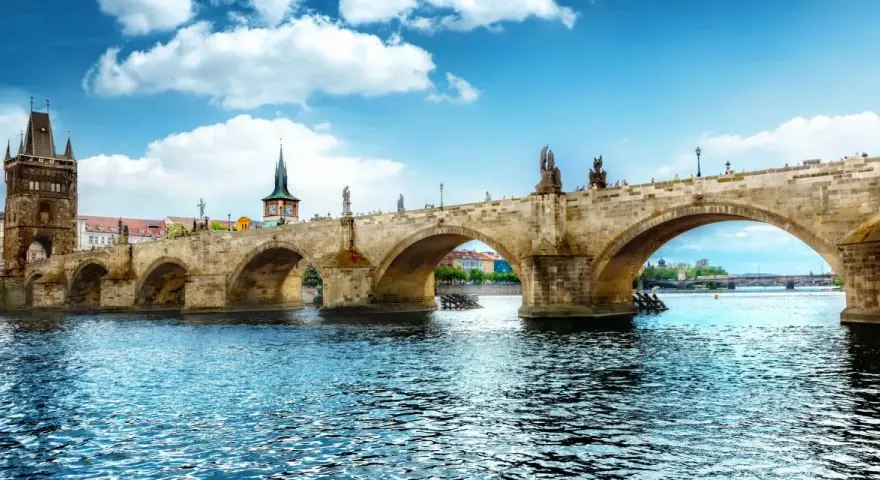 Most znany z atrakcji Czech, Most Karola w Pradze, z wieżą i rzeką Wełtawą.