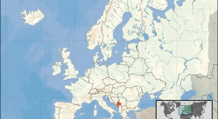 Mapa Europy z zaznaczoną Czarnogórą. Gdzie jest Czarnogóra? W południowo-wschodniej Europie, na Bałkanach.