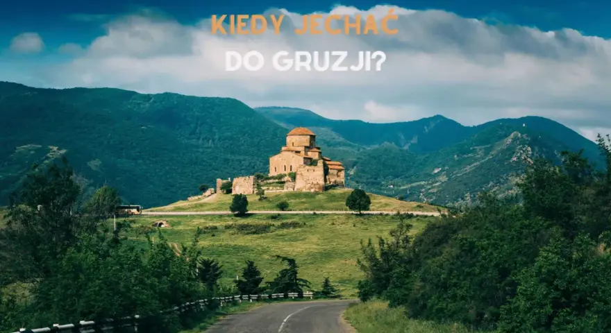 Droga do gruzińskiego klasztoru na wzgórzu. Piękna pogoda sprzyja zwiedzaniu.